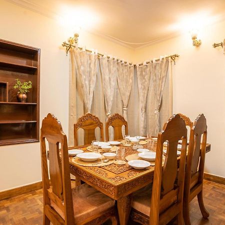 Stayvista At Pinewood Villa - Pet Friendly Villa With Lawn & Pool Table ศรีนาการ์ ภายนอก รูปภาพ