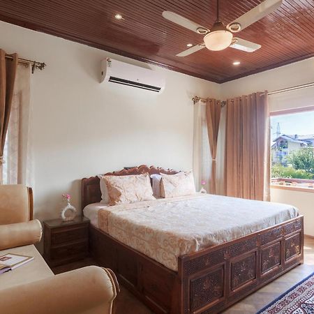 Stayvista At Pinewood Villa - Pet Friendly Villa With Lawn & Pool Table ศรีนาการ์ ภายนอก รูปภาพ