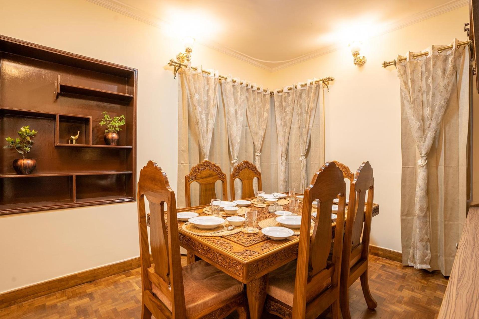 Stayvista At Pinewood Villa - Pet Friendly Villa With Lawn & Pool Table ศรีนาการ์ ภายนอก รูปภาพ