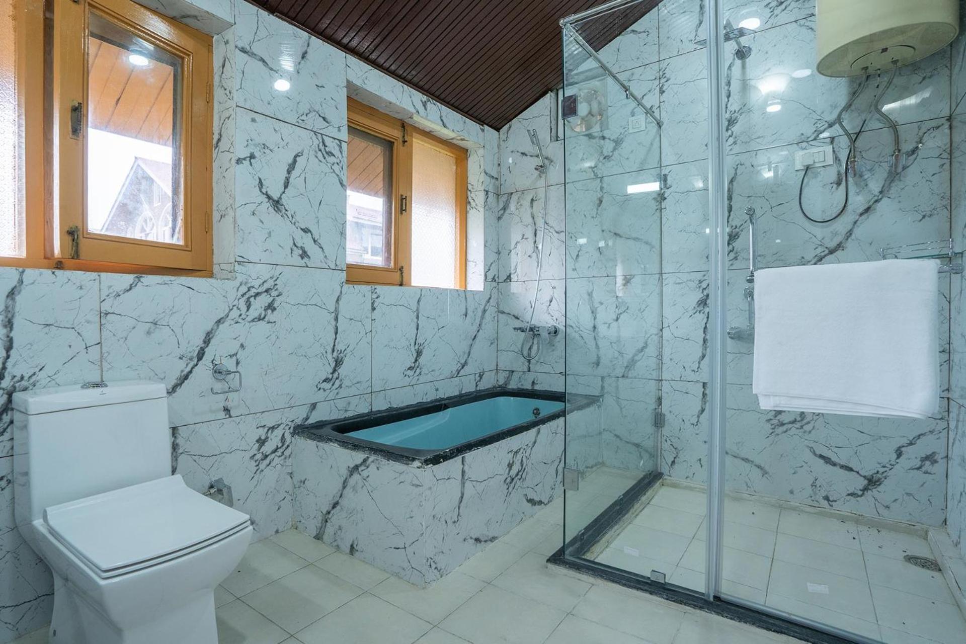 Stayvista At Pinewood Villa - Pet Friendly Villa With Lawn & Pool Table ศรีนาการ์ ภายนอก รูปภาพ