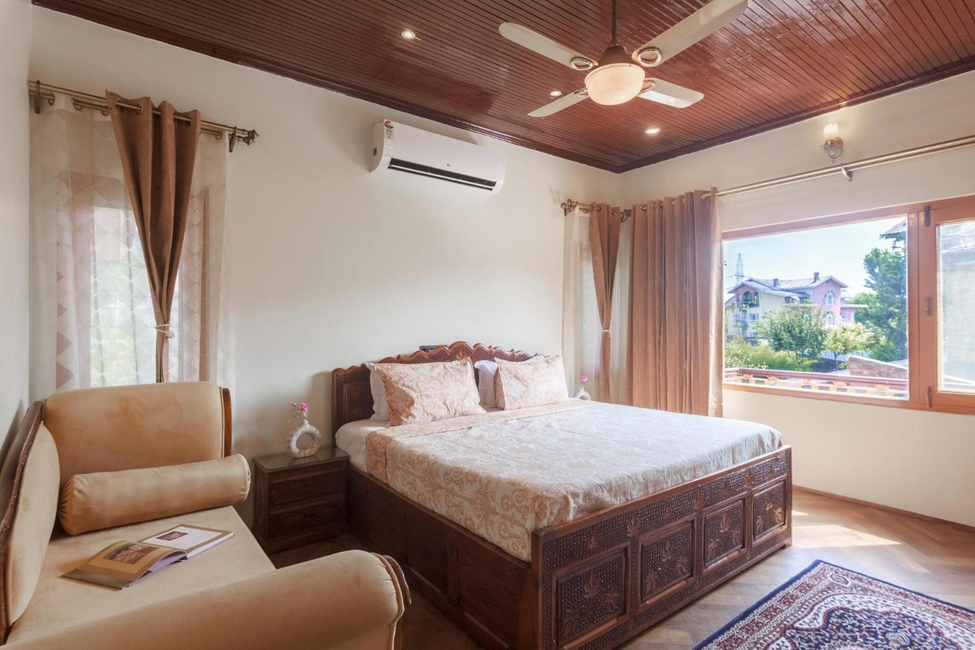 Stayvista At Pinewood Villa - Pet Friendly Villa With Lawn & Pool Table ศรีนาการ์ ภายนอก รูปภาพ