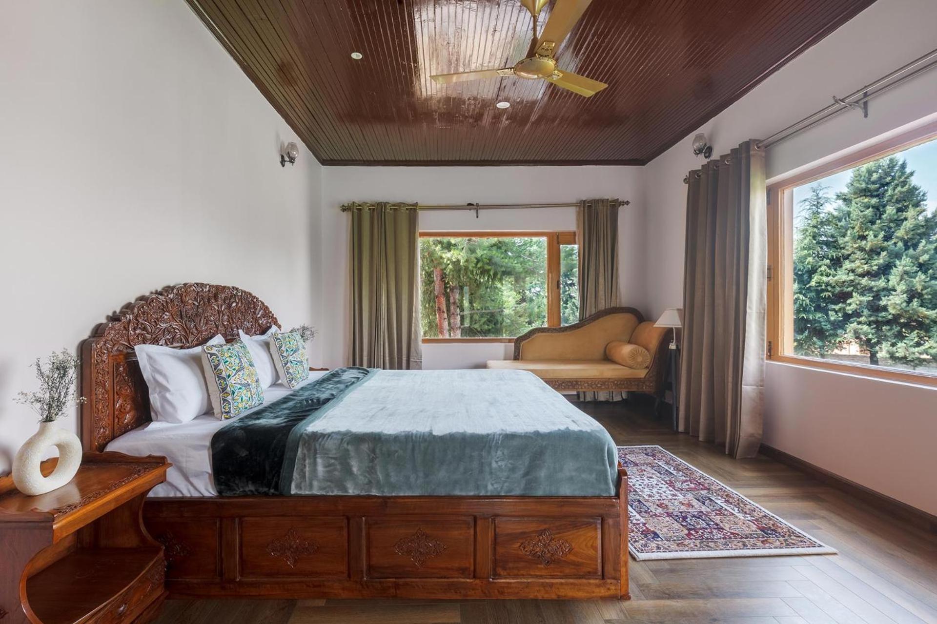 Stayvista At Pinewood Villa - Pet Friendly Villa With Lawn & Pool Table ศรีนาการ์ ภายนอก รูปภาพ