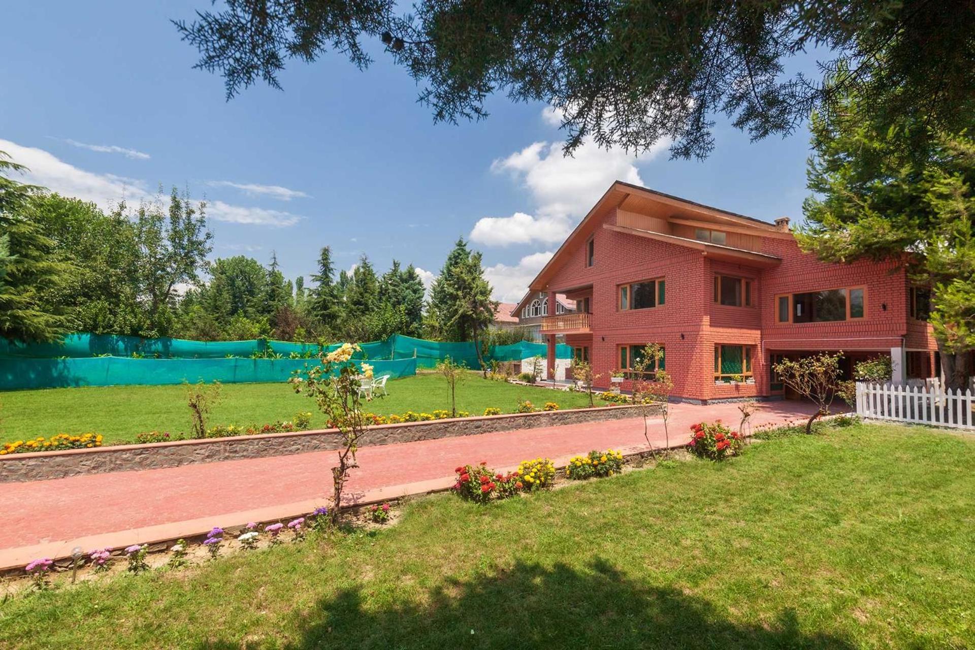 Stayvista At Pinewood Villa - Pet Friendly Villa With Lawn & Pool Table ศรีนาการ์ ภายนอก รูปภาพ