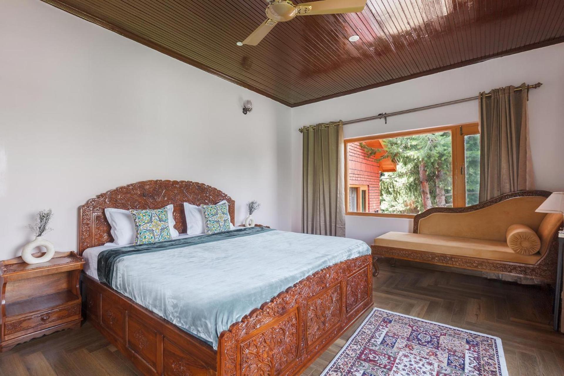Stayvista At Pinewood Villa - Pet Friendly Villa With Lawn & Pool Table ศรีนาการ์ ภายนอก รูปภาพ