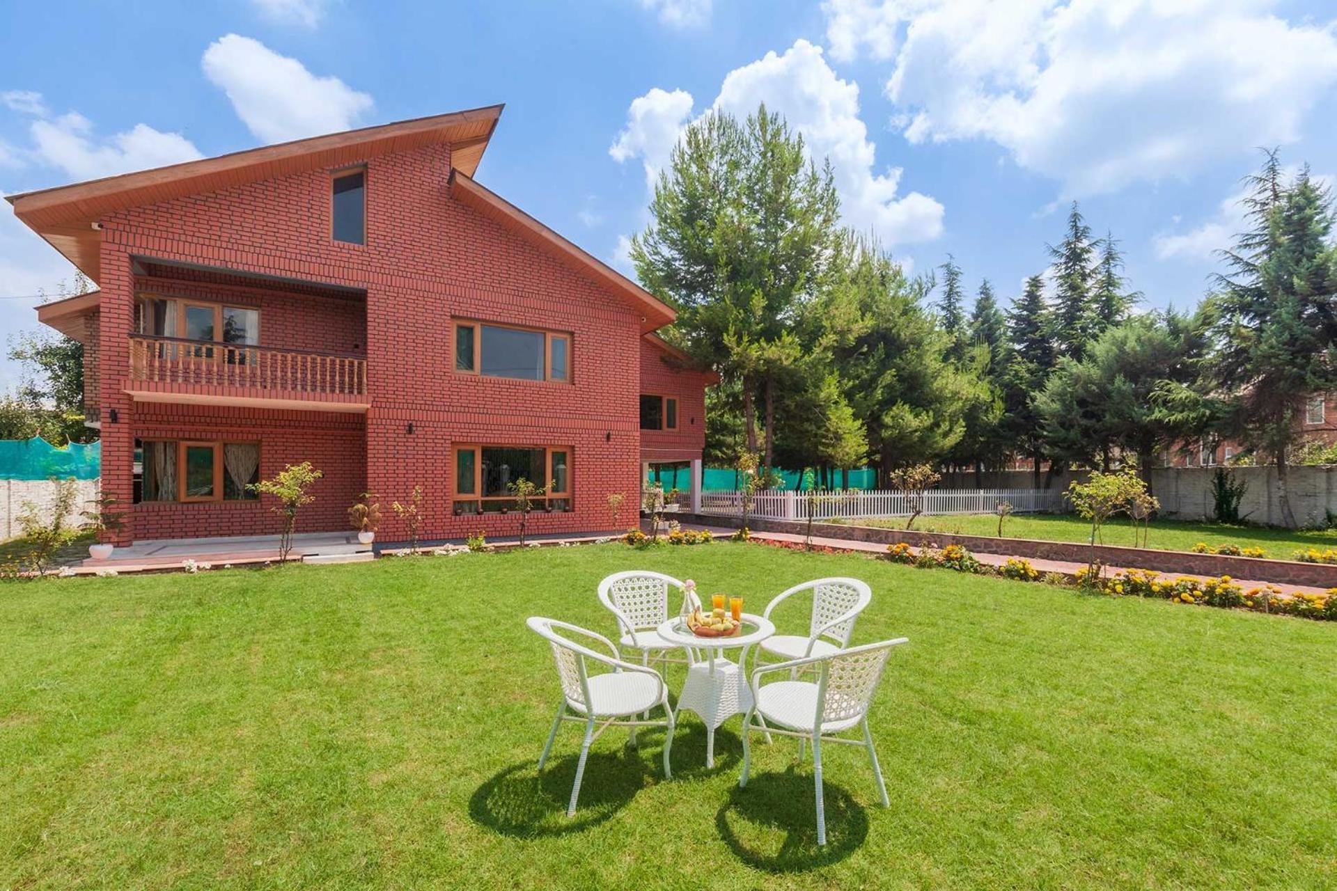 Stayvista At Pinewood Villa - Pet Friendly Villa With Lawn & Pool Table ศรีนาการ์ ภายนอก รูปภาพ