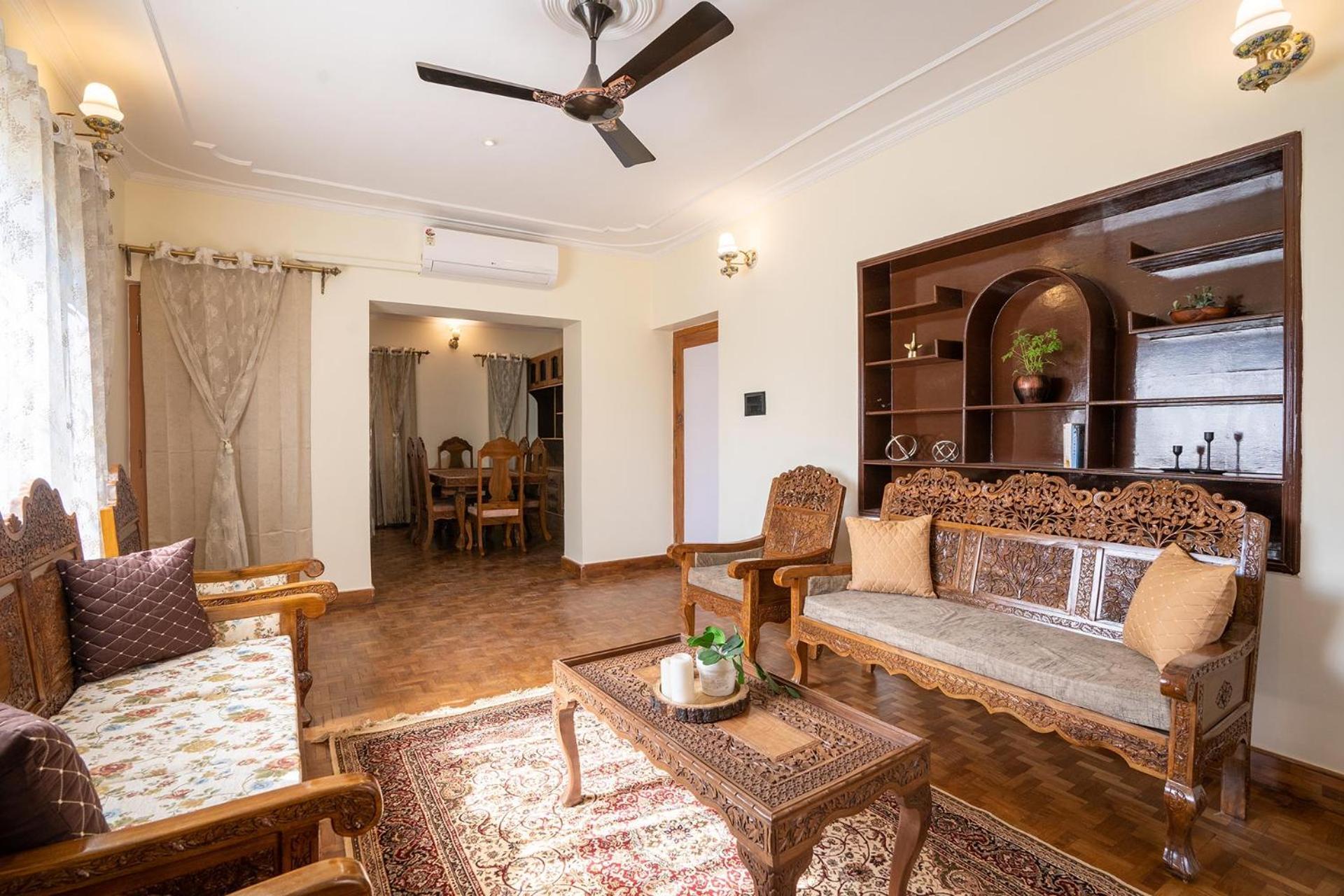 Stayvista At Pinewood Villa - Pet Friendly Villa With Lawn & Pool Table ศรีนาการ์ ภายนอก รูปภาพ
