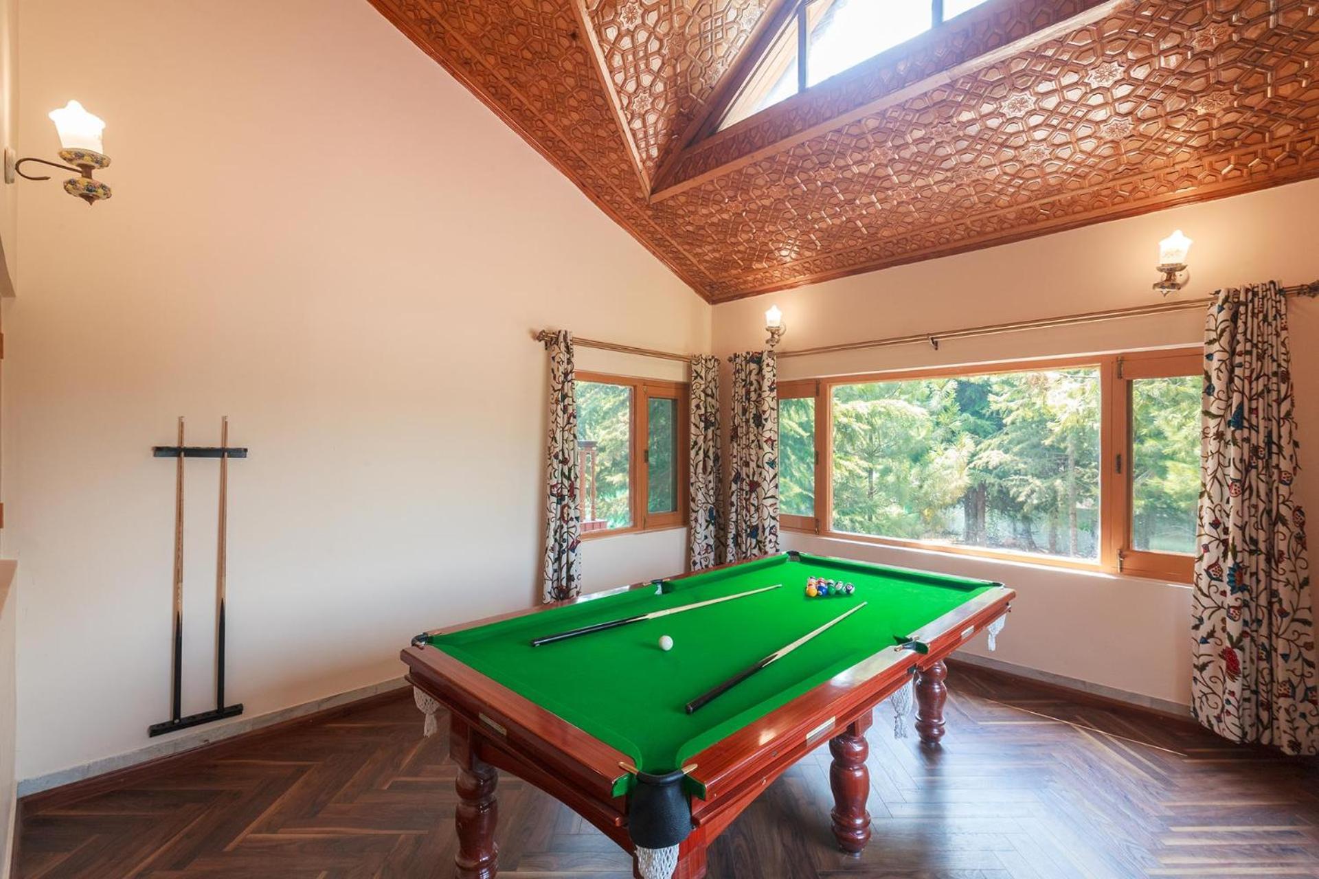 Stayvista At Pinewood Villa - Pet Friendly Villa With Lawn & Pool Table ศรีนาการ์ ภายนอก รูปภาพ