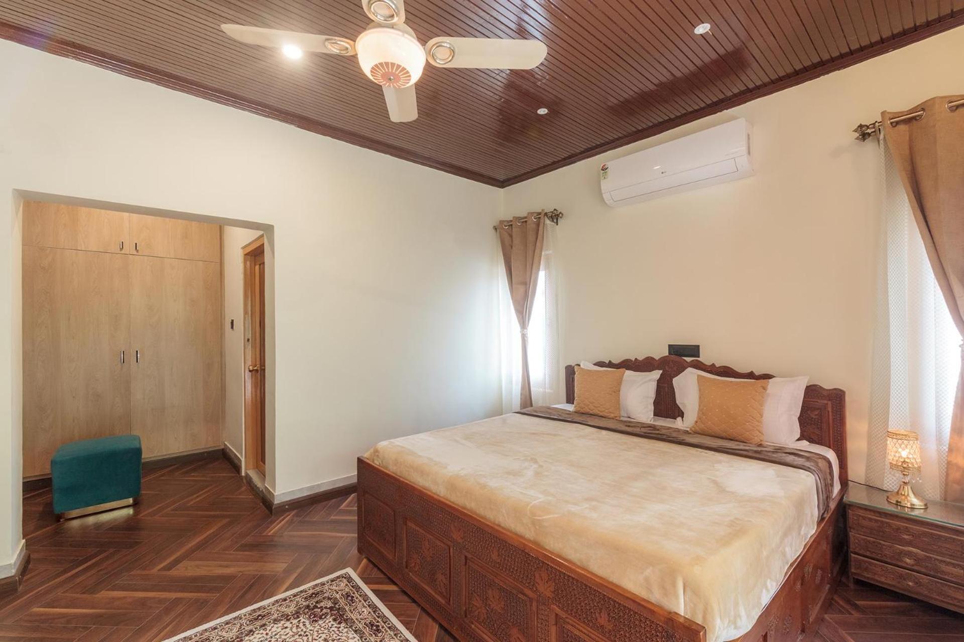 Stayvista At Pinewood Villa - Pet Friendly Villa With Lawn & Pool Table ศรีนาการ์ ภายนอก รูปภาพ