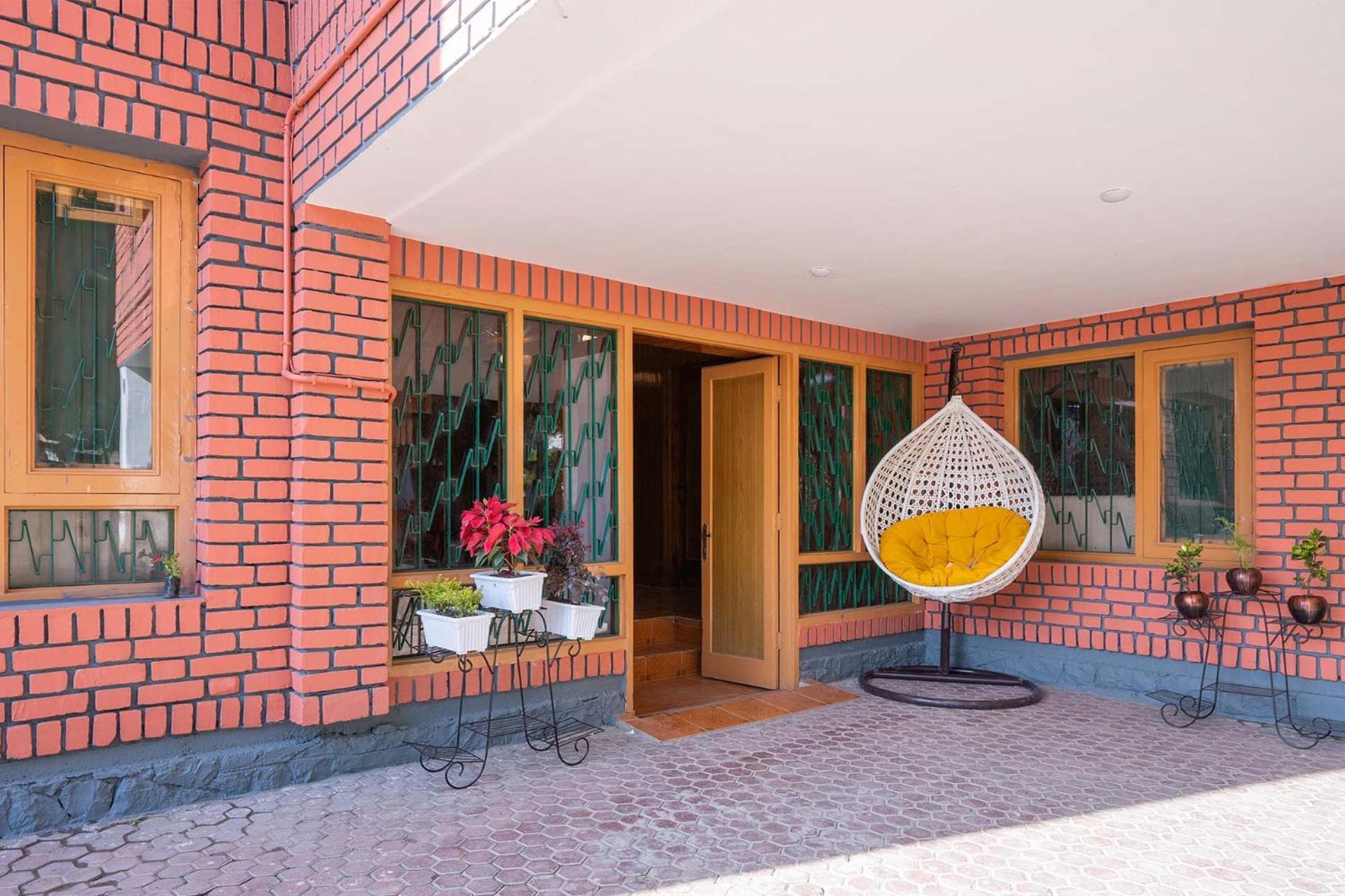 Stayvista At Pinewood Villa - Pet Friendly Villa With Lawn & Pool Table ศรีนาการ์ ภายนอก รูปภาพ