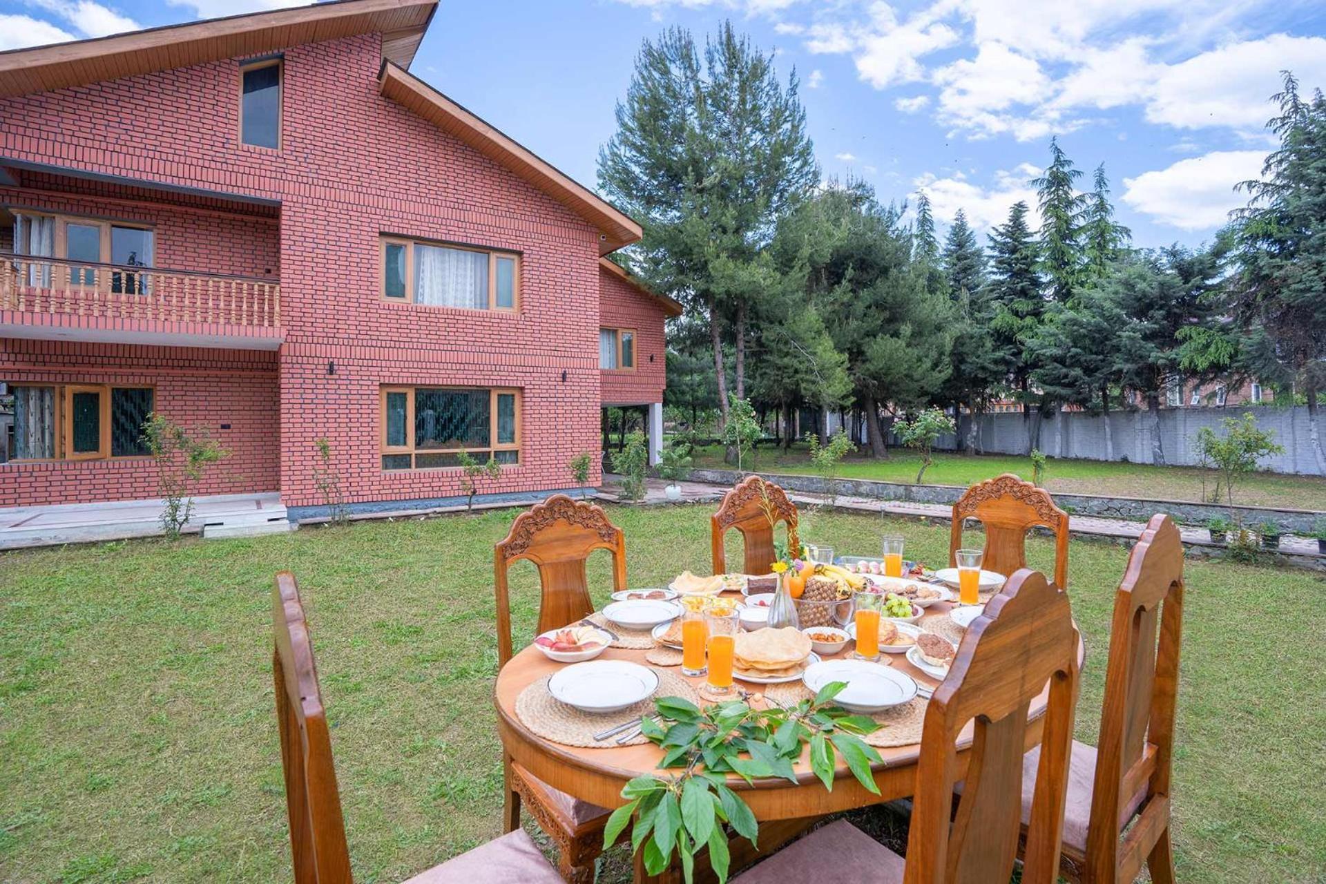 Stayvista At Pinewood Villa - Pet Friendly Villa With Lawn & Pool Table ศรีนาการ์ ภายนอก รูปภาพ